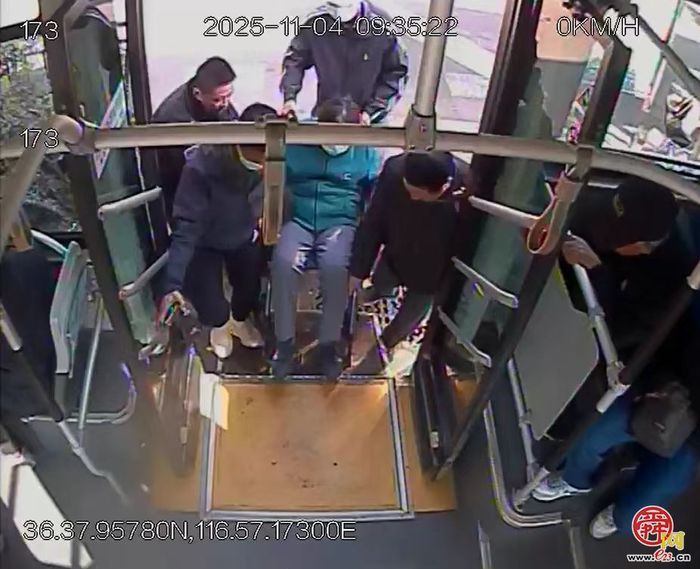 暖心！公交驾驶员与乘客携手助轮椅老人乘车，温情一幕暖人心