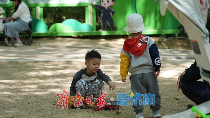 无动力乐园成春日“遛娃”热门选择 在自然中亲子互动