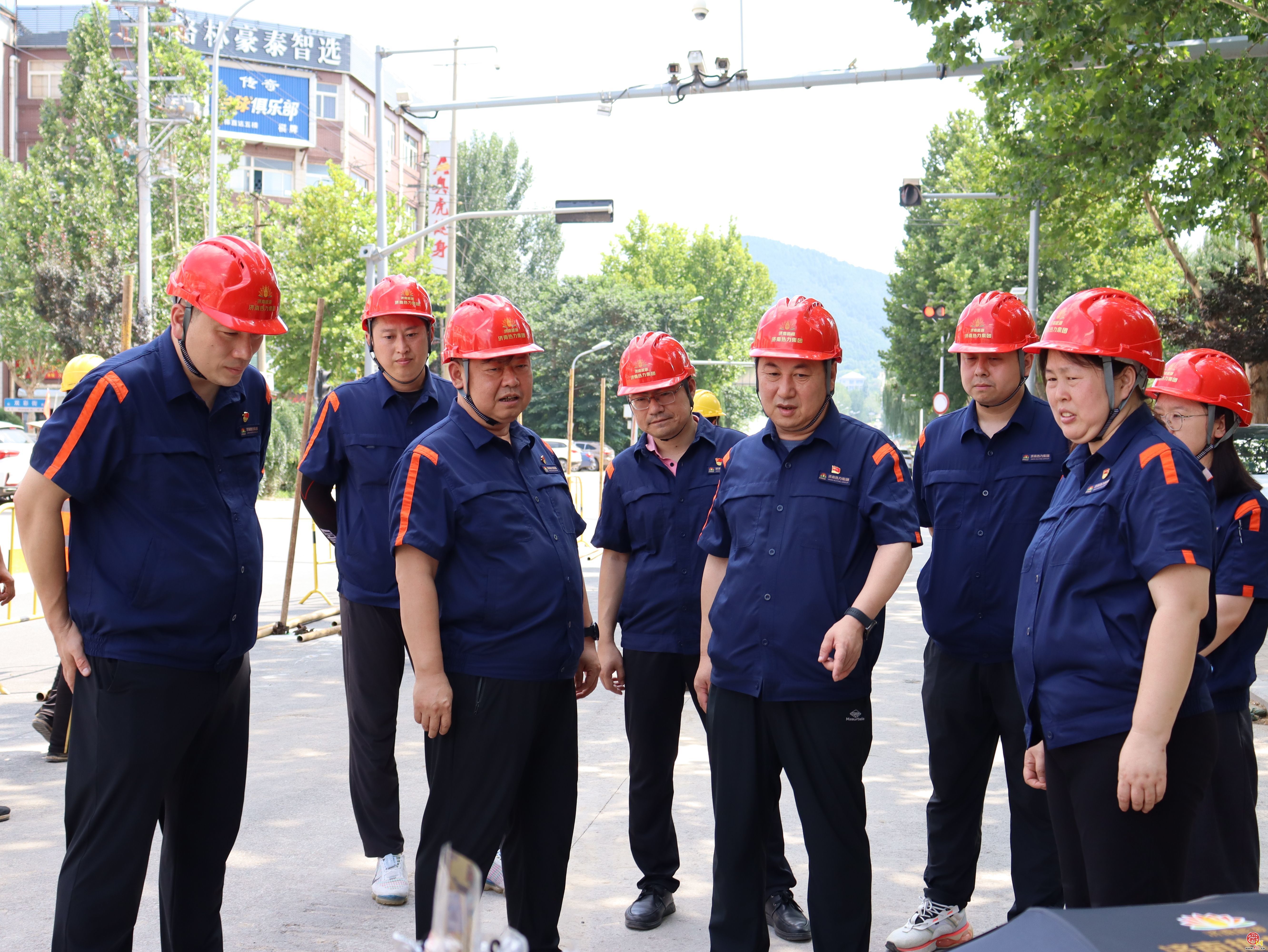 济南热力集团工会到重点项目现场开展“夏送清凉”慰问活动