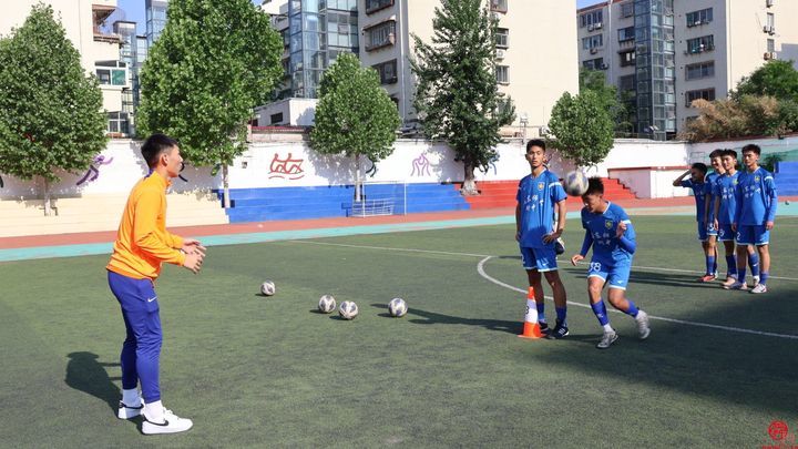 山东泰山足球俱乐部“超越·爱”公益活动 走进山东师大附中