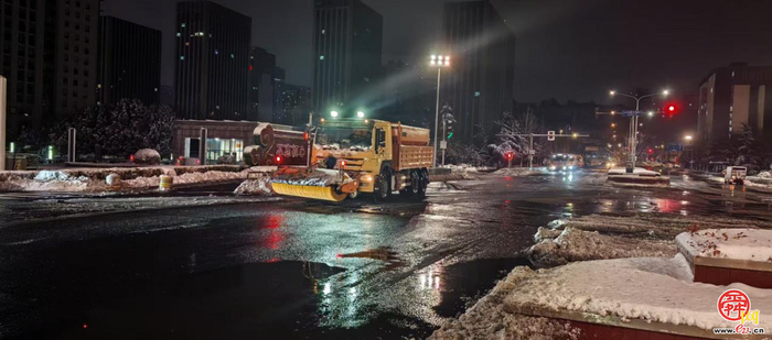 除雪破冰 鏖战寒潮——易通城服昼夜抢通“城市动脉”