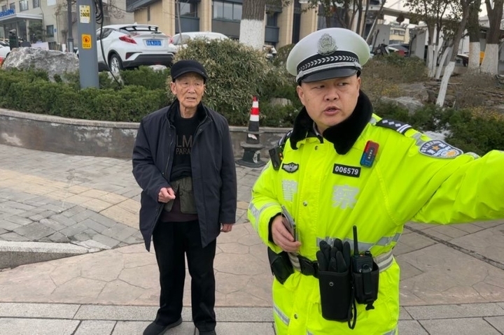 老人来济就医不慎走失，济南交警暖心救助