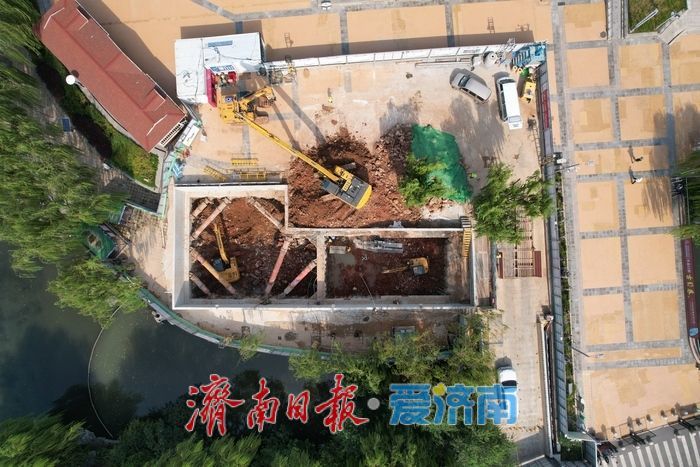 泉城广场城市智慧停车场项目施工正酣，地下通道开挖、停车场建设同步发力