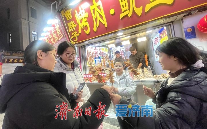 ​小年到，芙蓉街张灯结彩迎新春