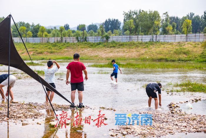 高温退场凉意来袭 济南玉符河成市民周末纳凉露营好去处