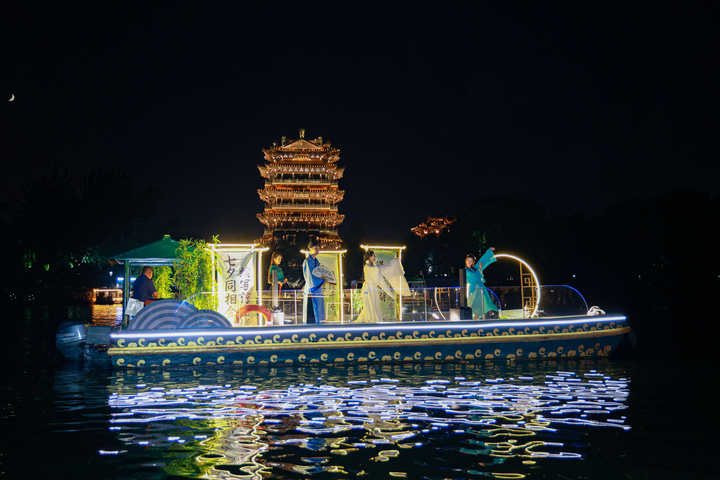 遇见明湖·画船演艺七夕限定表演，带您解锁城市浪漫