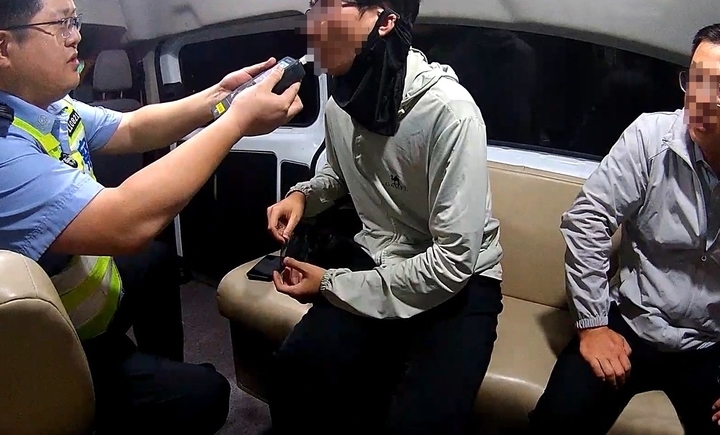 仨好友骑摩托同归，两人涉酒被查