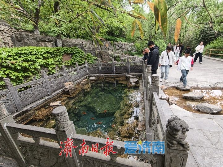 假期迎赏名泉热潮！缎华泉山水引客流连