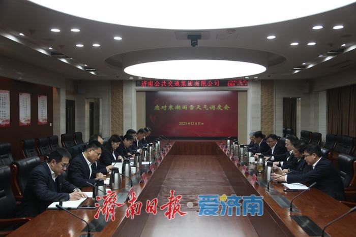 今冬初雪如约而至 济南公交全力护航市民出行路