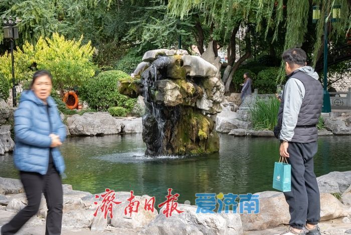 一年四季 泉在济南丨金秋有约，共赏月牙泉“一帘秋瀑”
