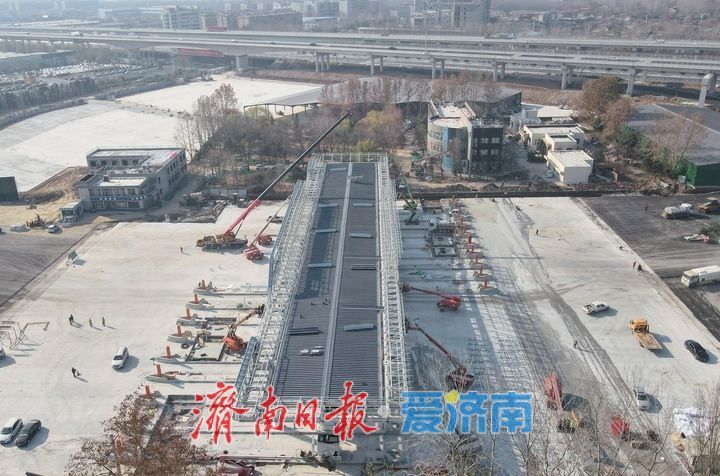 京台高速新建济南西收费站主体结构吊装就位，计划本月底完工