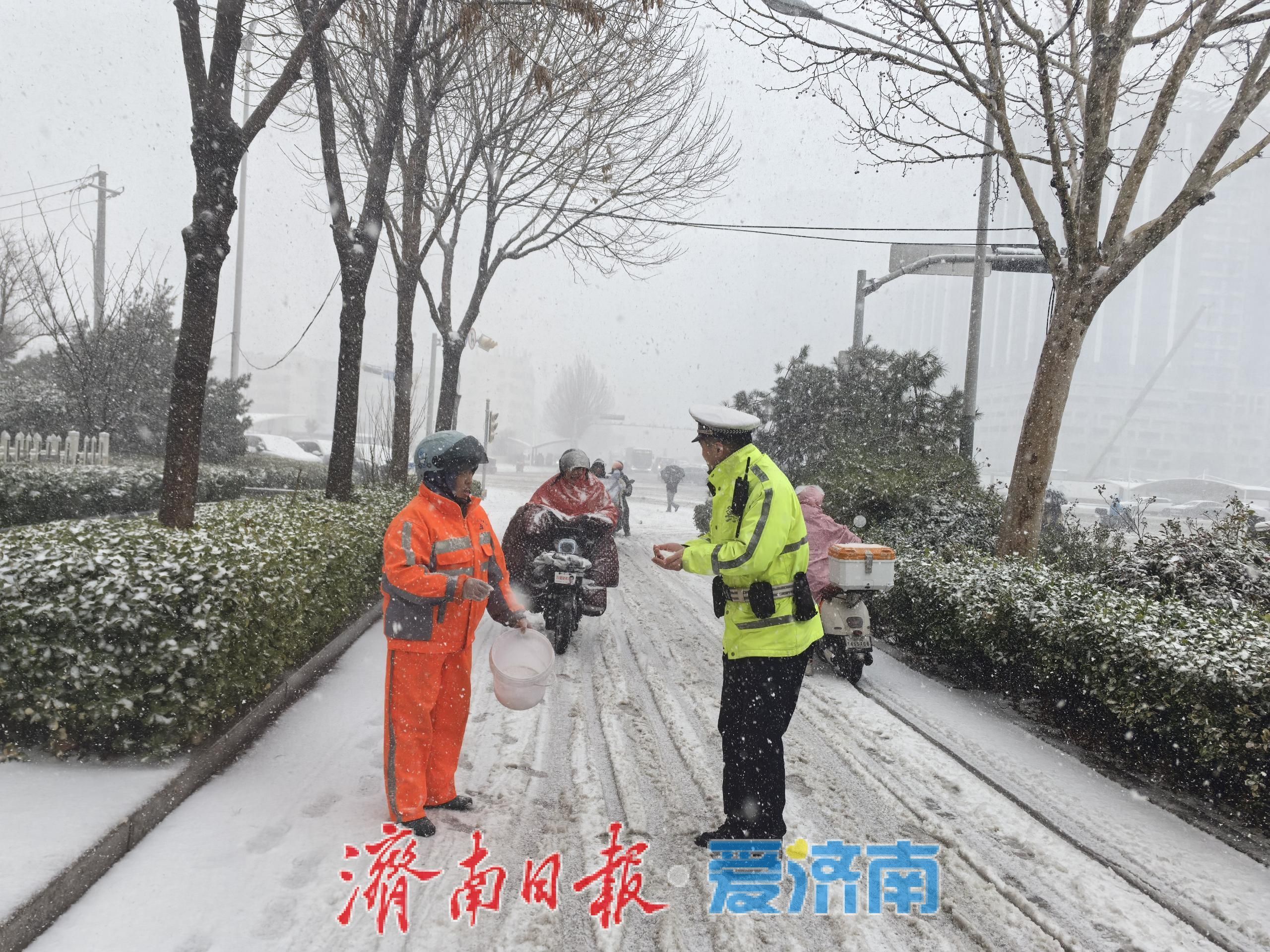 一城风雪，全警守护！济南交警坚守岗位保畅通