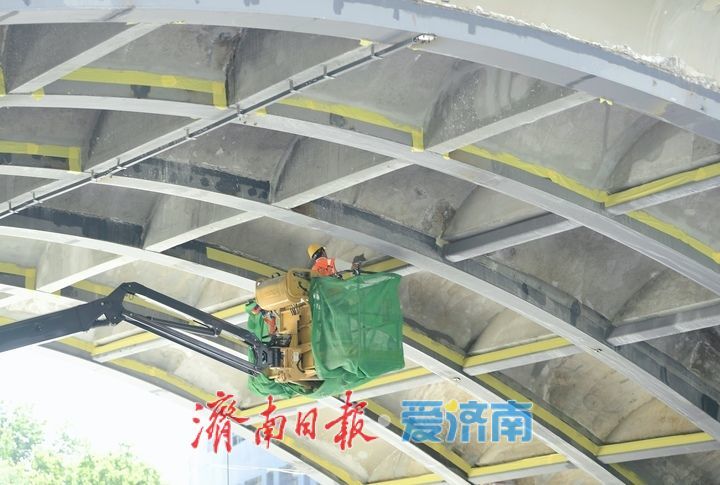 多处拱洞拆除脚手架，纬二路跨铁路天桥桥下空间提质工作加速推进