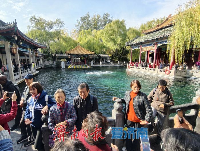 趵突泉披上“初冬调色盘”，三股水映衬冬日里的斑斓画卷