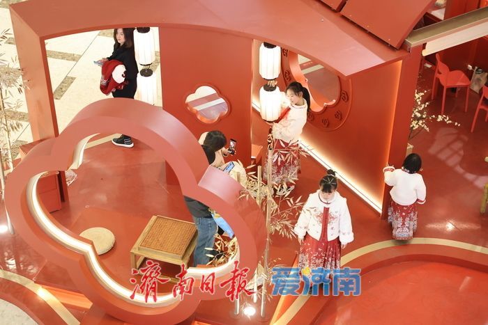 泉城年味气氛组已就位，是“蛇”候过年啦！