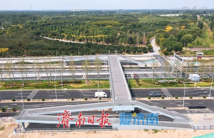 济南首座上跨穿黄隧道人行天桥已启用