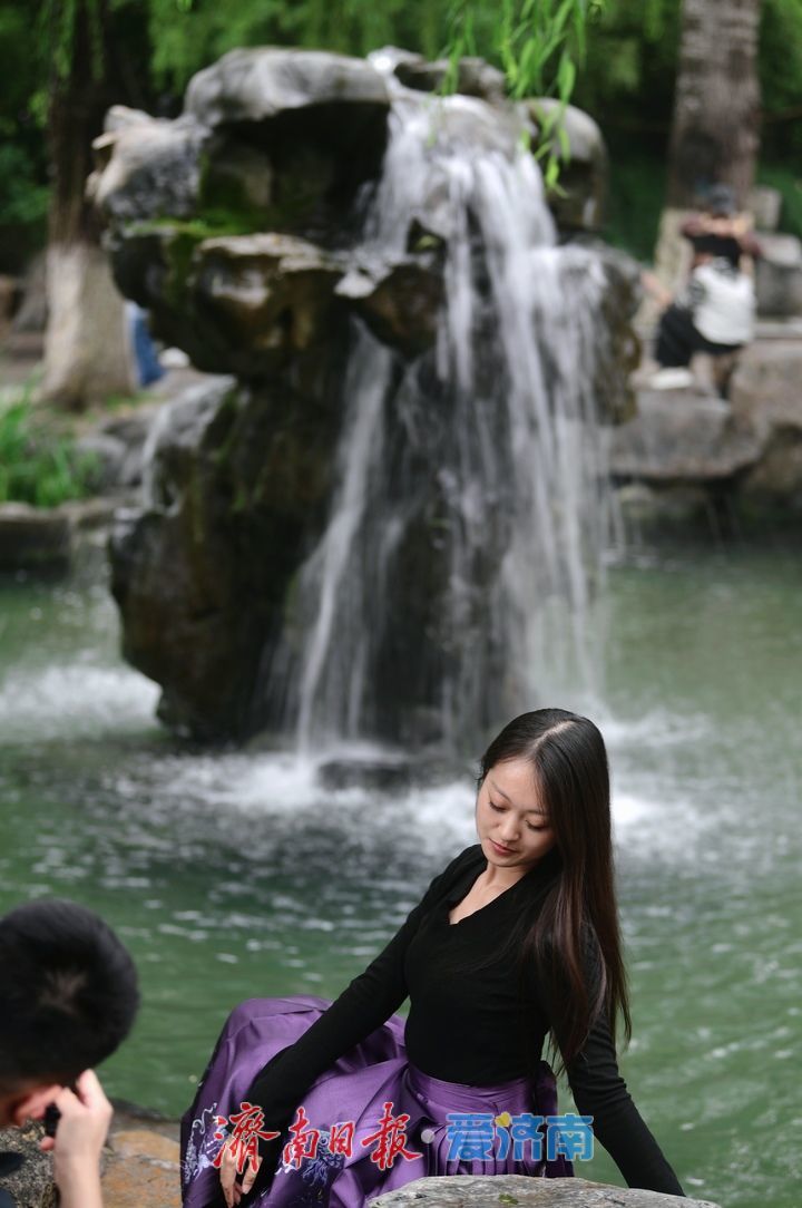 泉水欢歌迎国庆假期收官，“月牙飞瀑”引游客叹为观止