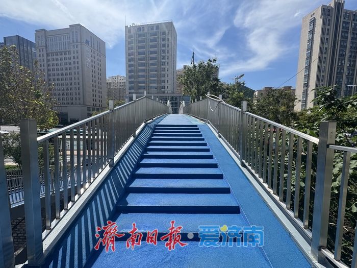 济南经十路燕山立交桥西侧过街天桥焕新颜 便民又美观