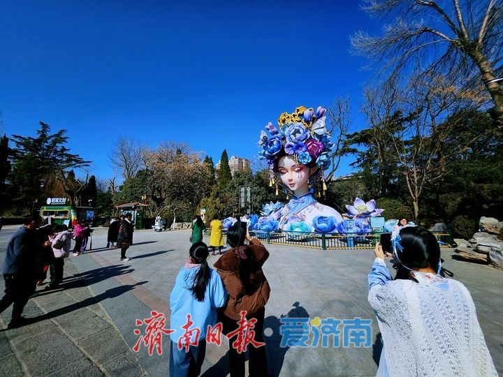 “泉”在济南过大年丨大明湖雨荷持续火爆 成泉城文旅打卡热地