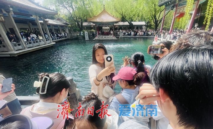 一年四季 泉在济南丨清明假期第二天，趵突泉人气爆棚 三股水景点前游客接踵摩肩