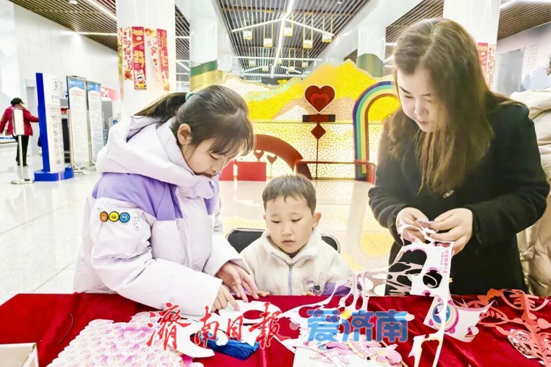 猜灯谜、看舞狮、闹元宵……济南地铁站里节味儿浓