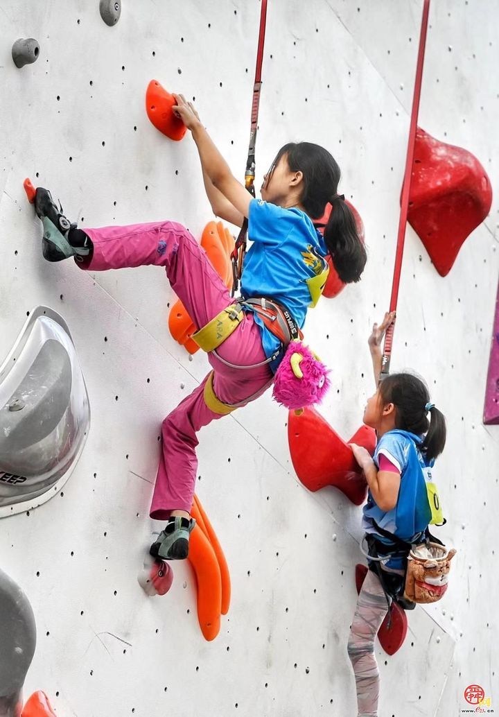 攀岩进商圈，近300名“攀登少年”齐聚泉城，激发体育消费新能量