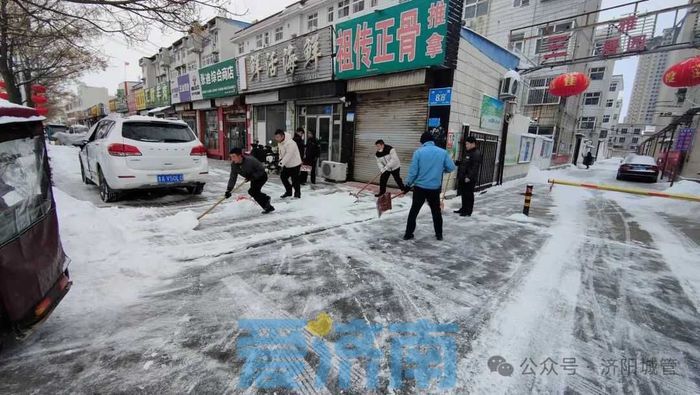 全民上阵保通畅！济南沿街单位、商户及时清扫门前雪