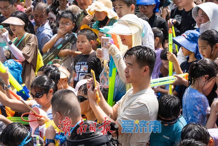 泼水吧！五龙潭的“大胡子叔叔”