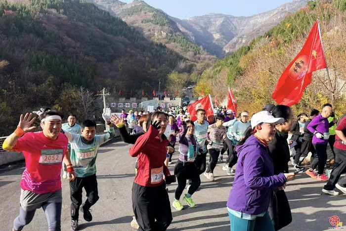 漫山红中千人竞逐！济南“一城山色·登山打卡”暨垛庄百峪大顶登山嘉年华成功举办