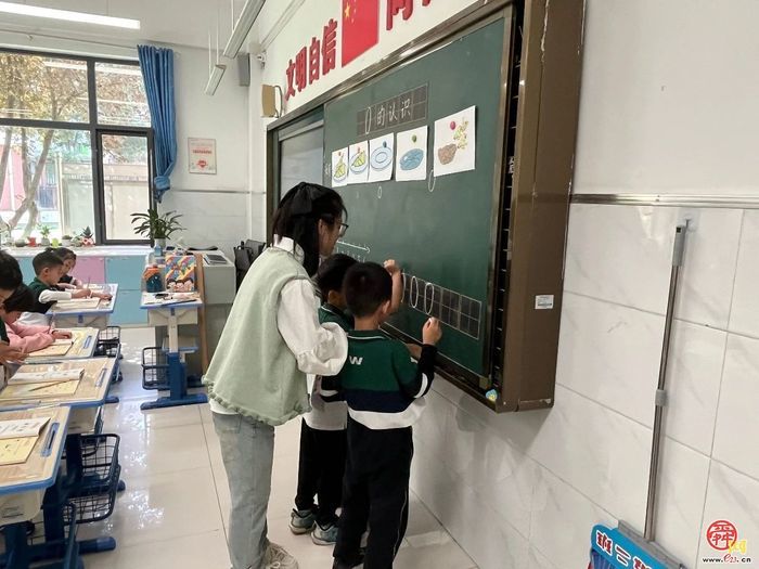 示范课堂绽异彩，青蓝携手促成长——东城教育集团奥龙小学“青蓝工程”之师徒结对展示课研讨活动