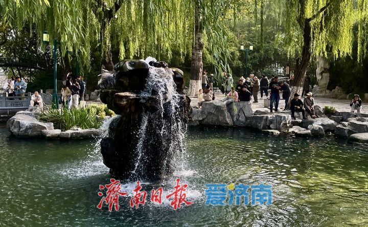 月牙泉畔演绎“清泉石上流”灵动画卷