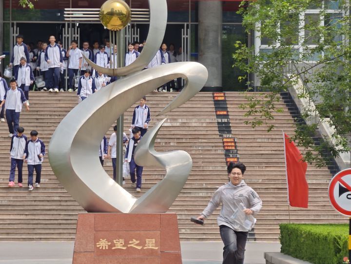 中考收官 济南二中考场外温情迎考