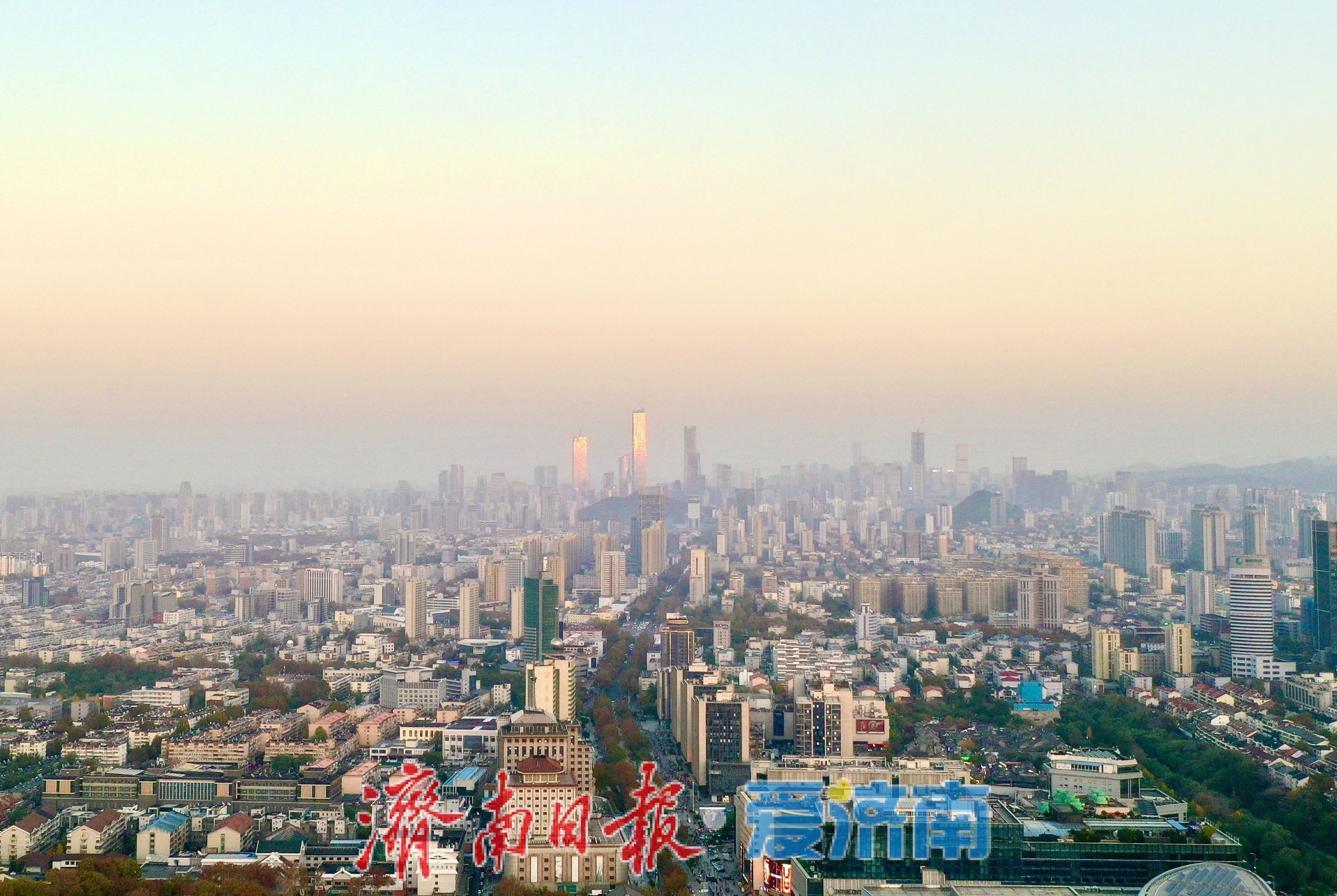 济南经四路邂逅落日熔金 城市天际线披上梦幻衣裳