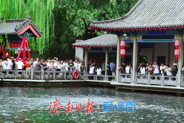 直逼29米！趵突泉持续喷涌22年，泉畔游人如织共赏胜景