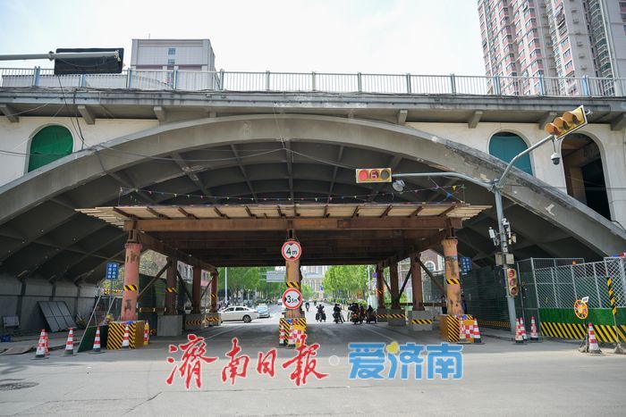 探访济南纬二路天桥改造现场，工程稳步推进，施工有序开展