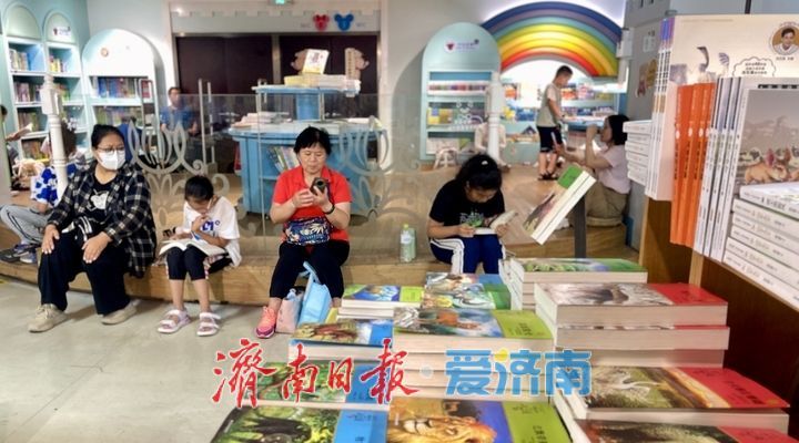 暑热难挡阅读潮 书店变身清凉“充电舱”