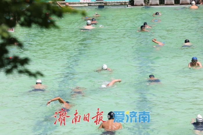 高温“炙烤”济南 泉水浴场成市民避暑“清凉岛”