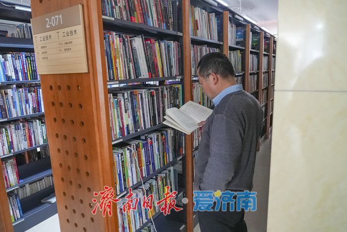 周末阅读“不打烊”，图书馆里书香浓