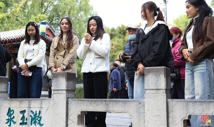 外眼看济南｜一条水路，千年泉韵：从趵突泉到大明湖的CityWalk