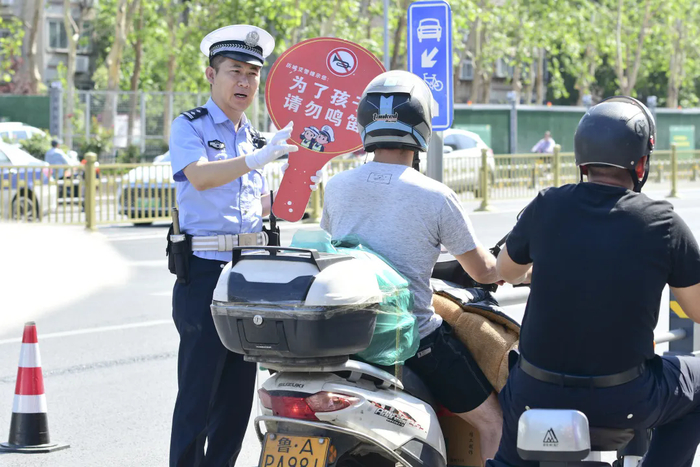 济南接送考生车辆发生交通违法，先考试后处理