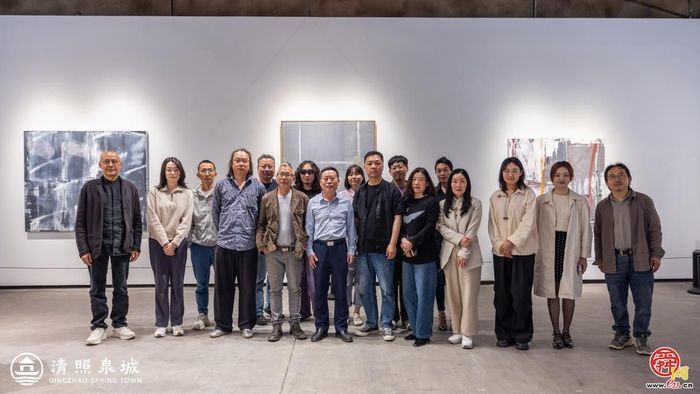 “清照泉城诗歌之夜暨吕德安作品展”于泉畔开幕，诗人艺术家共谱泉城春夜诗章