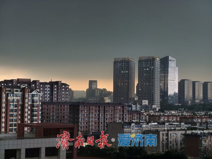 济南东部遭遇强对流天气，短时暴雨突袭白昼如夜