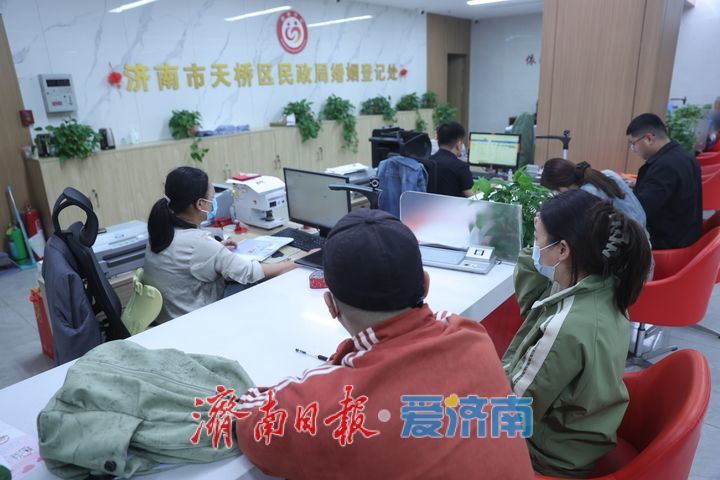 济南“5·20”领证火爆！新人凌晨五点排队 定格甜蜜瞬间