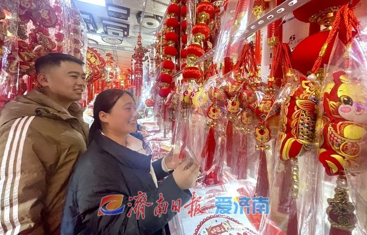济南：氛围感拉满 新年挂饰热销