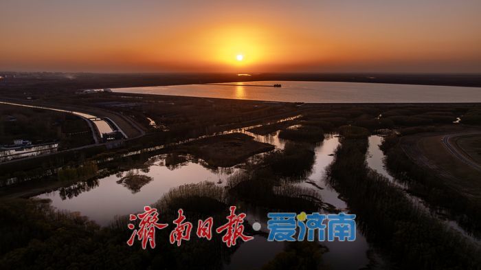 一年四季 泉在济南丨济南小清河源头湿地公园：冬日航拍镜头下，生态画卷静谧绚烂