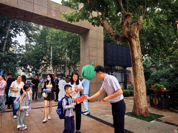 【你好 一年级】雏燕逐梦 红星启航 ——济南市历下区燕山小学举行2026级新生入学仪式