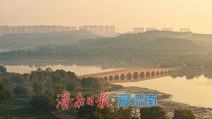 山湖尽染，秋色如画