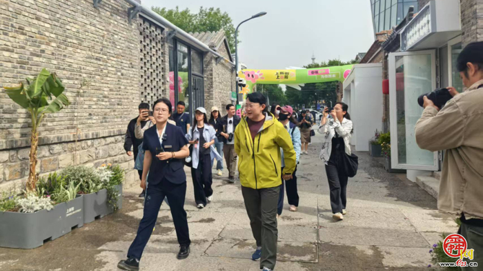 共赏老街上新！媒体采风活动走进市中区上新街