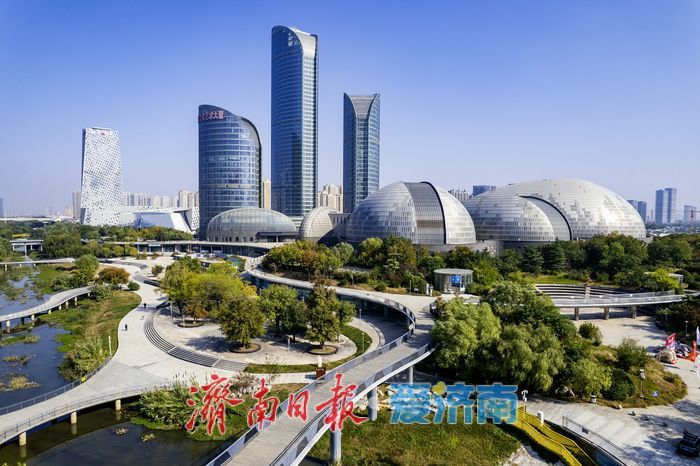 腊山河公园秋色正斑斓，漫步其间赏如画景致