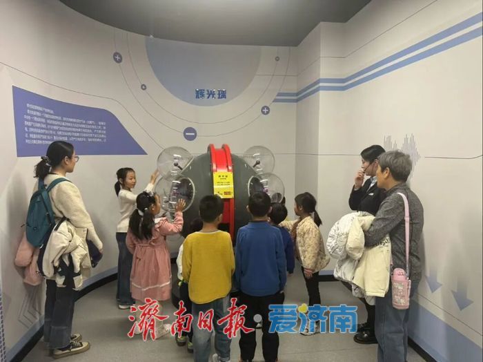 科技馆里过大年：传统韵味邂逅科技新风